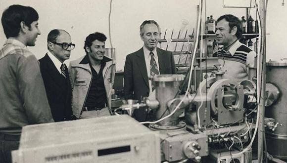 Minister Peres Visits the Laboratory of Uzi Even and Aviv Amirav, 1980